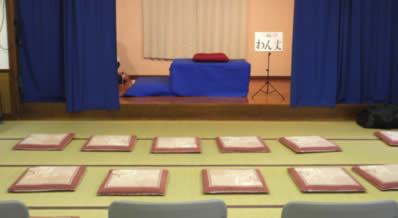 らくご塾の会場で座布団、椅子を並べた空席の画像